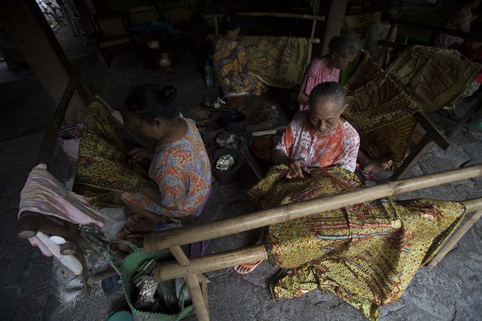 Setiap hari, para pembatik di rumah batik Nyah Kok yang mulat bekerja sejak pukul 08.00 pagi hingga 15.30 sore. Mereka berusia antara 50 hingga 70 tahun. Mereka mengambil hari libur membatik ketika musim menanam, musim hajatan dan pernikahan, dan musim panen.
