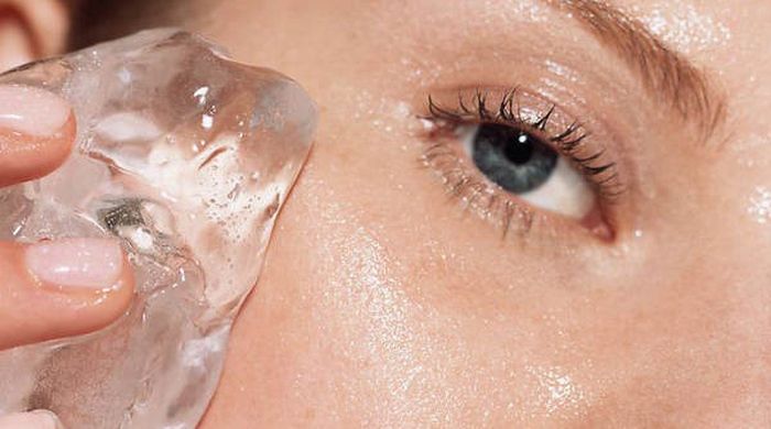 Mengecilkan pori-pori wajah dengan es batu