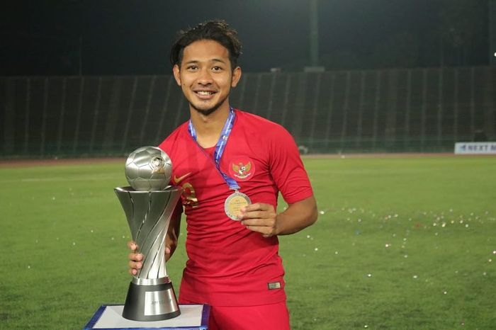 Gelandang timnas U-23 Indonesia, Gian Zola, memegang trofi Piala AFF U-22 2019. 