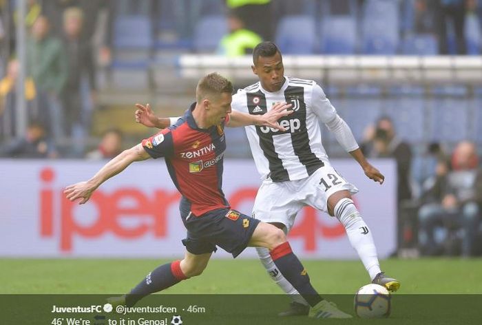 Bek Juventus, Alex Sandro (kanan), beraksi dalam laga Liga Italia melawan Genoa di Stadion Comunale Luigi Ferraris, Minggu (17/3/2019).