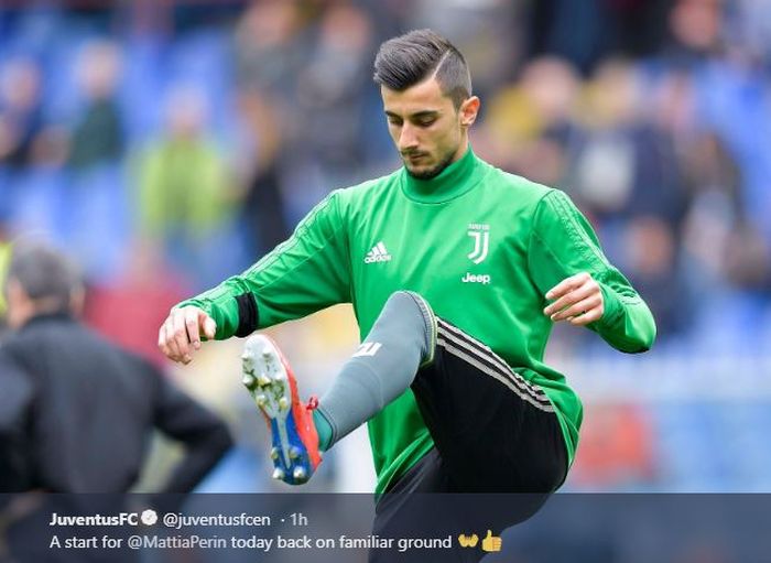 Kiper Juventus, Mattia Perin, melakukan pemanasan sebelum laga Liga Italia melawan Genoa di Stadion Comunale Luigi Ferraris, Minggu (17/3/2019).