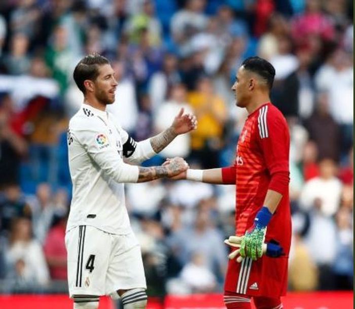 Kapten Real Madrid, Sergio Ramos, berselebrasi dengan Keylor Navas usai laga melawan Celta Vigo, Sabtu (16/3/2019)