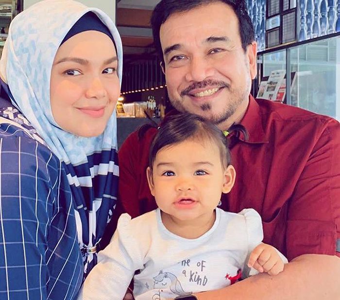 Ditunggu 12 Tahun, Intip Mewahnya Ultah Pertama Putri Siti Nurhaliza!&nbsp;Sampai Ada 3 Kue Ulang Tahun Bertingkat 5