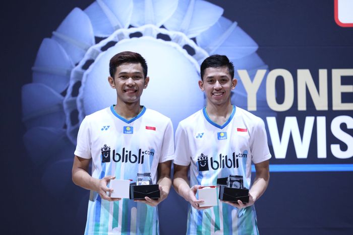 Pasangan ganda putra Indonesia, Fajar Alfian/Muhammad Rian Ardianto, berpose setelah menjuarai Swiss Open 2019 di St Jakobshalle, Basel, Minggu (17/3/2019).