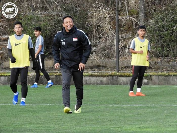 Pelatih timnas U-23 Singapura, Fandi Ahmad saat memimpin latihan anak asuhnya di Jepang.