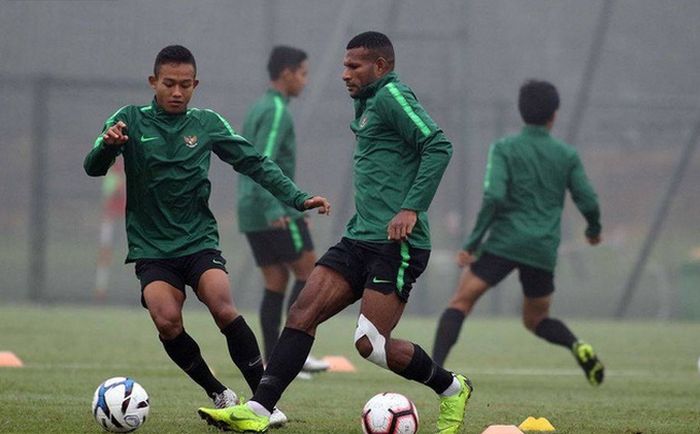 Penyerang Timnas U-23 Indonesia Marinus Wanewar dalam sesi latihan di Pusat Pelatihan VFF Young, Rabu (20/3/2019).