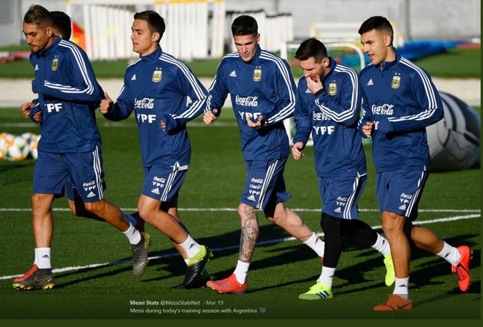 Lionel Messi (dua dari kanan) menjalani latihan bareng timnas Argentina.