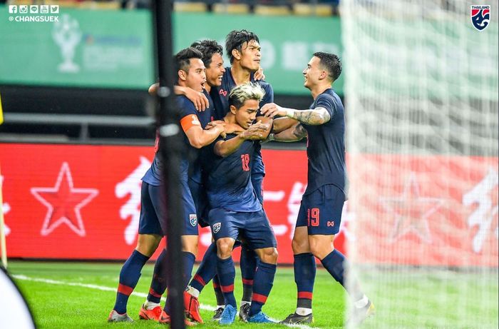 Pemain timnas Thailand merayakan gol Chanathip Songkrasin ke gawang China dalam partai China Cup di Nanning, 21 Maret 2019.