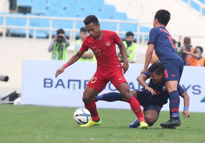 Winger Timnas U-23 Indonesia, Osvaldo Haay, mendapatkan pengawalan ketat dari dua pemain Thailand di laga kualifikasi Piala Asia U-23 2020.