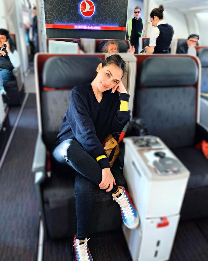 Gaya liburan Luna Maya