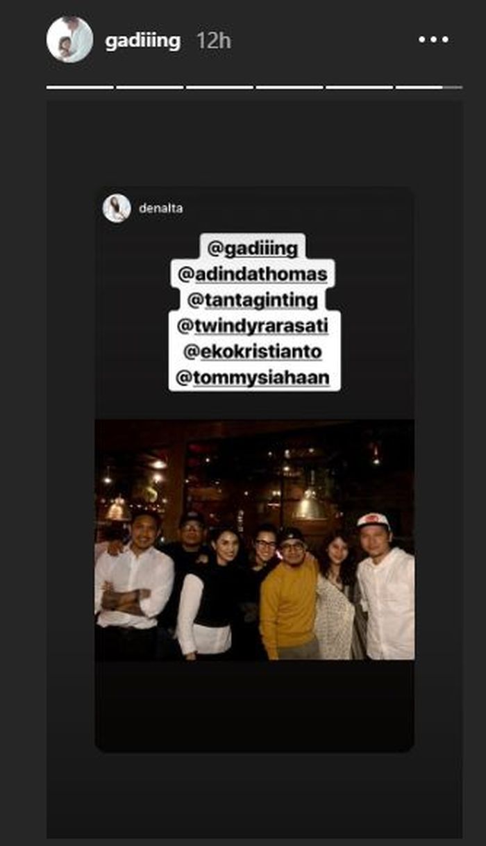 Gading bersama rekan-rekannya di sebuah acara