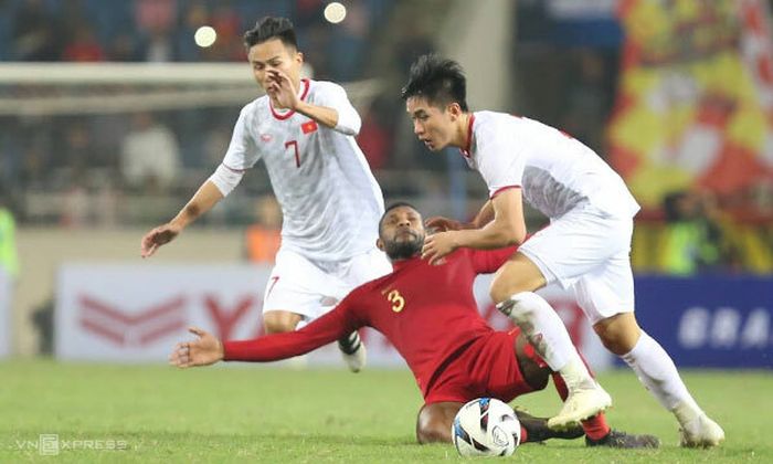 Striker timnas U-23 Indonesia, Marinus Wanewar, saat dihadang dua bek Vietnam dalam laga Kualifikasi Piala Asia U-23 2020, di Stadion My Dinh, Minggu (24/3/2020).