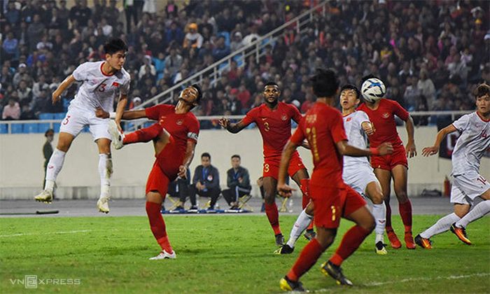 Para Pemain Timnas U-23 Indonesia Berebut Bola dengan Pemain-pemain Timnas U-23 Vietnam di Pertandingan Kedua Grup K Kualifikasi Piala Asia U-23 2020 di Stadion My Dinh, Hanoi, Minggu (24/3/2019).