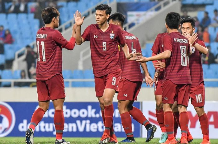 Pemain Thailand merayakan gol yang dicetak oleh Supachai Jaided ke gawang Brunei Darussalam pada matchday kedua Grup K Kualifikasi Piala Asia U-23 2020.