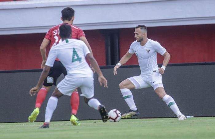 Striker timnas Indonesia, Ilija Spasojevic, menggiring bola saat melawan Bali United pada laga uji coba di Stadion Kapten I Wayan Dipta, Bali, Rabu (20/3/2019).