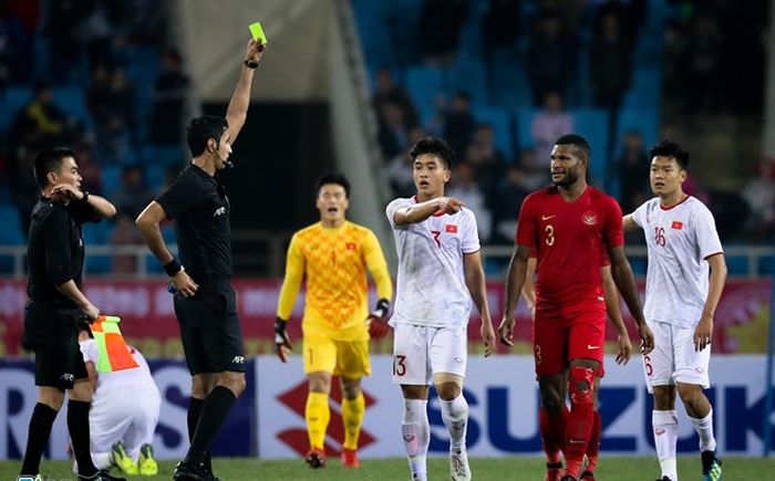 Pemain Timnas U-23 Indonesia Marinus Wanewar dikartu merah karena menyandung kaki pemain Vietnam saat  selebrasi di Stadion My Dinh, Minggu (24/3/2019).