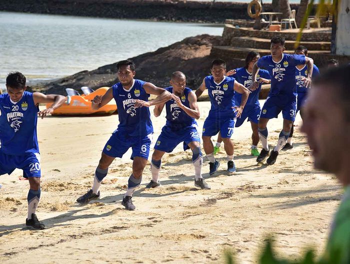 Pemain-pemain Persib Bandung Melakukan Latihan Perdana dalam Serangkaian TC di Batam, Selasa (26/3/2019) pagi.