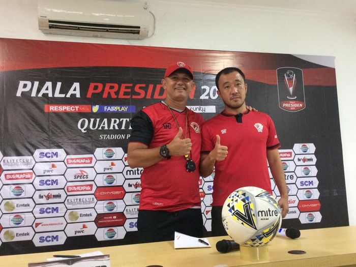 Pelatih Kalteng Putra, Gomes de Oliviera, bersama Yoo Hyun-koo.