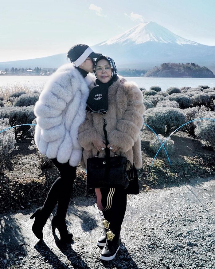 Penampilan modis ibu Syahrini pakai sepaket fashion item mewah saat liburan ke luar negeri