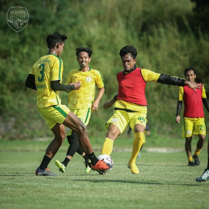 Para pemain Bogor FC sedang menjalani latihan.