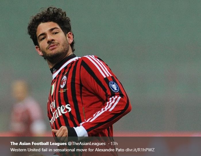 Mantan penyerang AC Milan dan Chelsea, Alexandre Pato, resmi kembali ke mantan klubnya, Sao Paulo