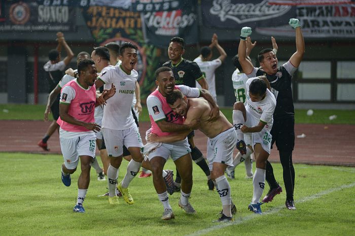 Pemain Kalteng Putra merayakan kemenangan melawan Persija dalam laga 8 besar Piala Presiden 2019 di Stadion Patriot, Bekasi, Jawa Barat (28/3/2019) Kalteng Putra menang dengan skor 4-5 melalui adu pinalti. Feri Setiawan/Super Ball 