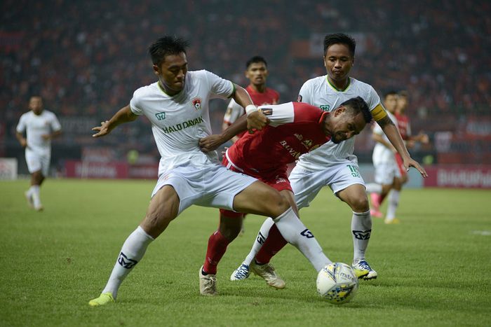 Aksi pemain berebut bola dalam laga Persija Jakarta vs Kalteng Putra di babak 8 besar Piala Presiden 2019 di Stadion Patriot, Bekasi, Jawa Barat (28/3/2019). Kalteng Putra menang melalui adu penalti. 