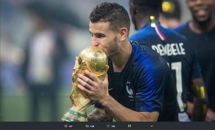 Lucas Hernandez saat mencium trofi juara Piala Dunia 2018 bersama timnas Prancis.