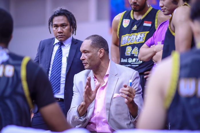 Pelatih CLS Knights, Brian Rowsom