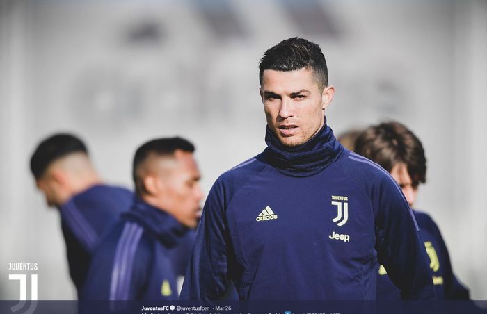 Megabintang Juventus, Cristiano Ronaldo, menjalani sesi latihan.