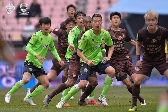 Striker Pohang Steelers, David Da Silva (posisi keempat dari kanan) saat menjalani laga kontra tuan rumah Jeonbuk Hyundai Motors pada lanjutan Liga Korea Selatan 2019 di Stadion Jeonju World Cup, 30 Maret 2019.