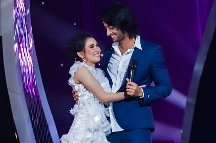 Saling Minta Maaf dan Pelukan di Atas Panggung, Ayu Ting Ting dan Shaheer Sheikh