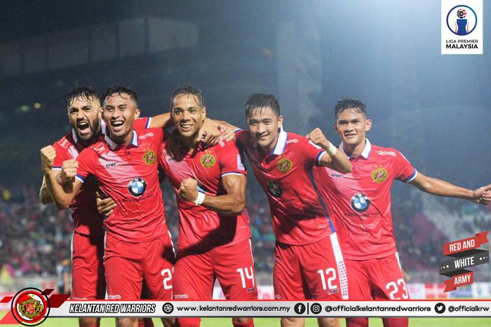 Striker Raul Tarragona (tengah) seusai mencetak gol untuk Kelantan FA ke gawang Terengganu II pada lanjutan Liga Premier Malaysia 2019, 29 Maret 2019. 