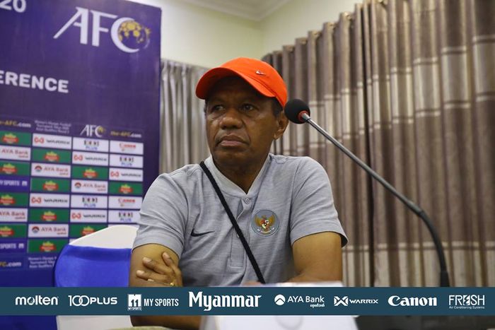 Pelatih timnas putri Indonesia, Rully Nerre dalam jumpa pers sebelum laga kontra India pada Grup A ronde kedua kualifikasi sepak bola wanita Olimpiade 2020 Jepang di Myanmar, 2 April 2019. 