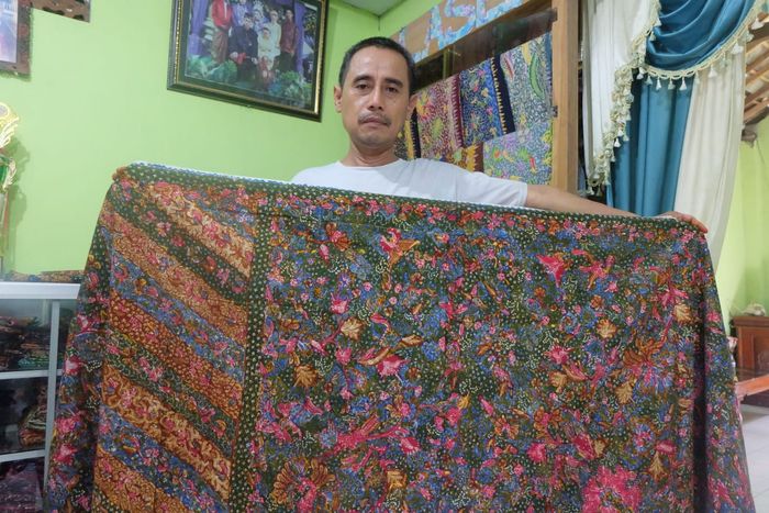 Rokim dan batik tiga negeri tradisi keluarganya. Ia masih memproduksi batik tiga negeri dengan alasan mempertahankan warisan keluarga. Sanggar kerjanya terletak di Desa Selopuro, Kecamatan Lasem, Kabupaten Rembang. 