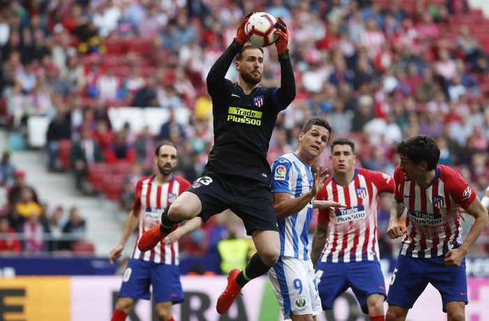 Kiper Atletico Madrid, Jan Oblak, menangkap bola pada sebuah laga di kompetisi Liga Spanyol.