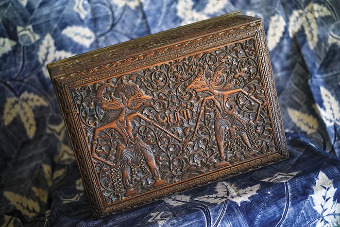 Kotak kayu berhias tokoh pewayangan koleksi Museum R.A. Kartini di Rembang, Jawa Tengah, dan hamparan replika kain batik semasa Kartini karya Nur Rohmad.