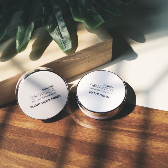 Mineral Botanica Air Cushion Foundation Slight Dewy Finish