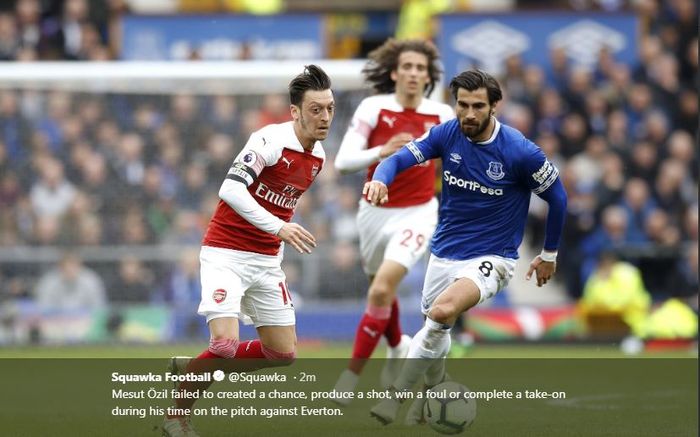 Mesut Oezil (kiri) beraksi dalam partai Liga Inggris antara Everton vs Arsenal di Goodison Park, 7 April 2019.