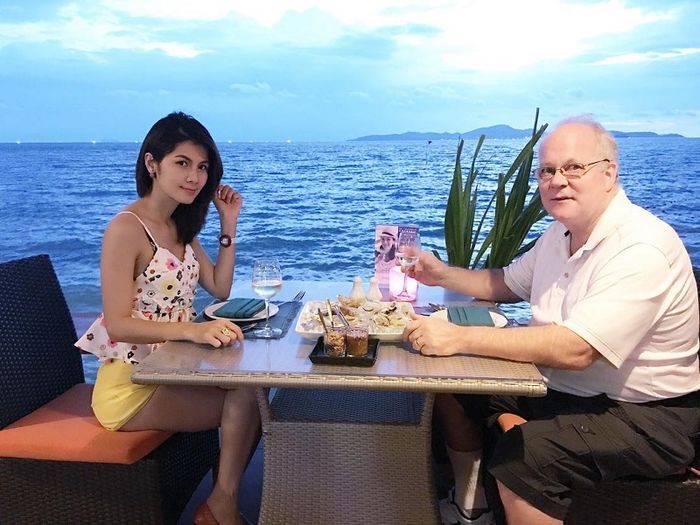 Nong Nat dan sang suami