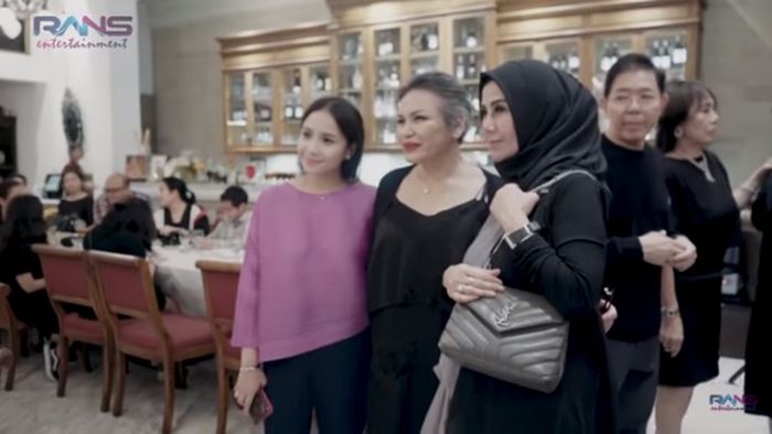 Amy Qanita saat hadiri acara ulang tahun Rieta Amalia.