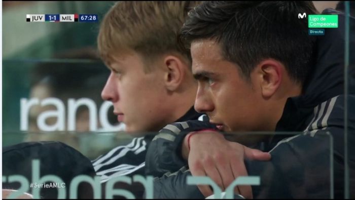 Bintang Juventus, Paulo Dybala, menyaksikan sisa laga kontra AC Milan lewat bangku cadangan.