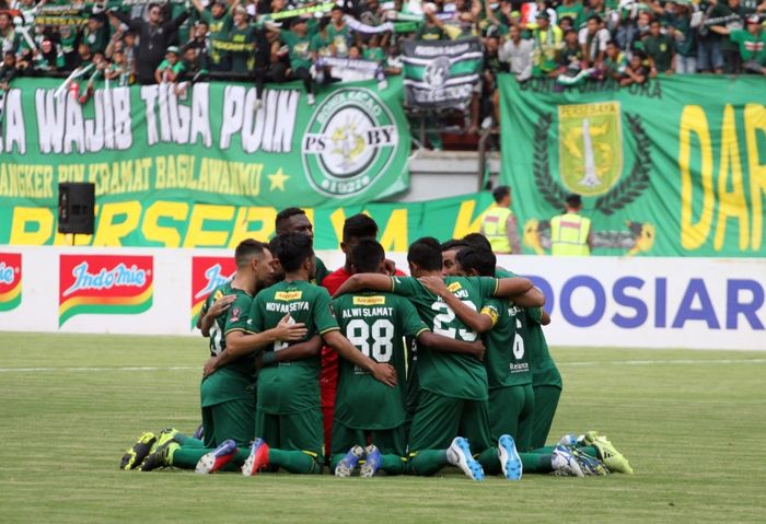 Aksi kebersamaan pemain Persebaya Surabaya sebelum pertandingan di Piala Presiden 2019.