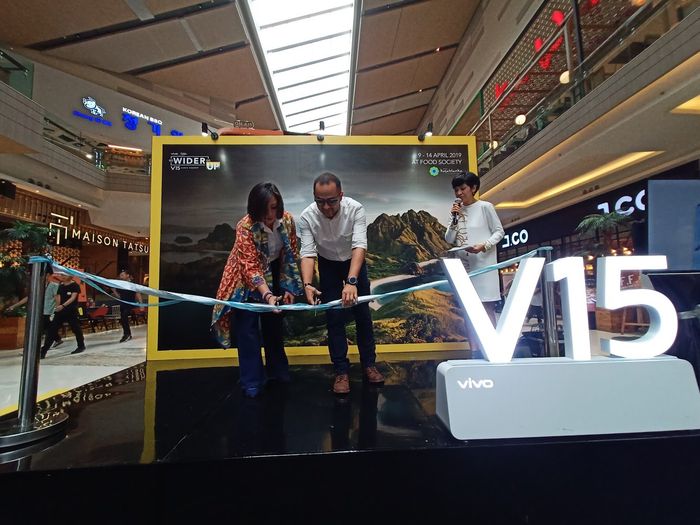 Tyas Rarasmurti PR Manager PT Vivo Mobile Indonesia dan Didi Kasim Editor-in-Chief National Geographic Indonesia saat membuka pameran fotografi karya pemenang dan finalis lomba foto bertajuk “Go Wider Go Up: Indonesia Bercerita” di Kota Kasablanka, Jakarta Selatan.