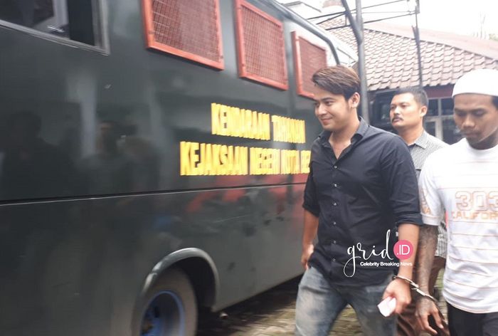 Kriss Hatta telah dibawa dari Kejaksaan Negeri Bekasi ke Lembaga Pemasyarakatan (Lapas) Bulak Kapal Bekasi Kota pada Selasa (9/4/2019).