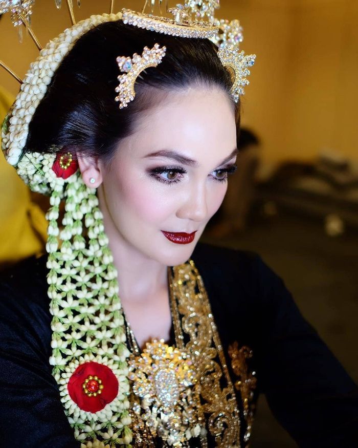 Riasan ala pengantin Jawa yang dikenakan Luna Maya
