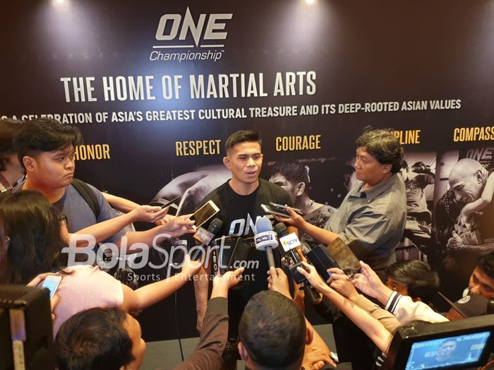 Atlet ONE Championship asal Indonesia, Eko Roni Saputra, berbicara kepada media di Hotel Westin, Jakarta, Jumat (5/4/2019).