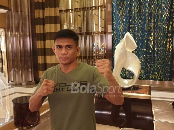 Atlet ONE Championship asal Indonesia, Eko Roni Saputra, berpose di Nuwa Hotel, City of Dreams Manila, Filipina, Senin (8/4/2019).