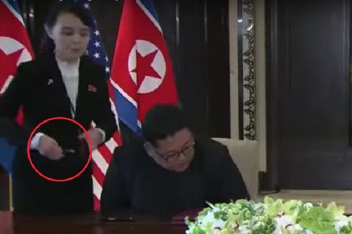 Sekertaris Kim Jong Un mengganti pulpen sebelum tanda tangan