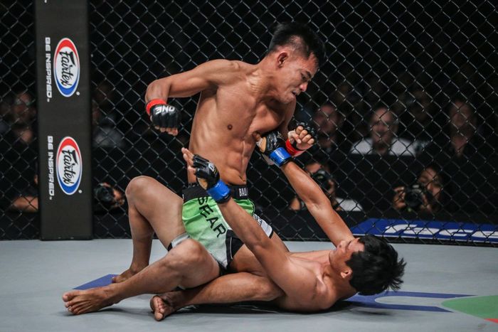 Atlet ONE Championship asal Indonesia, Stefer Rahardian (atas).